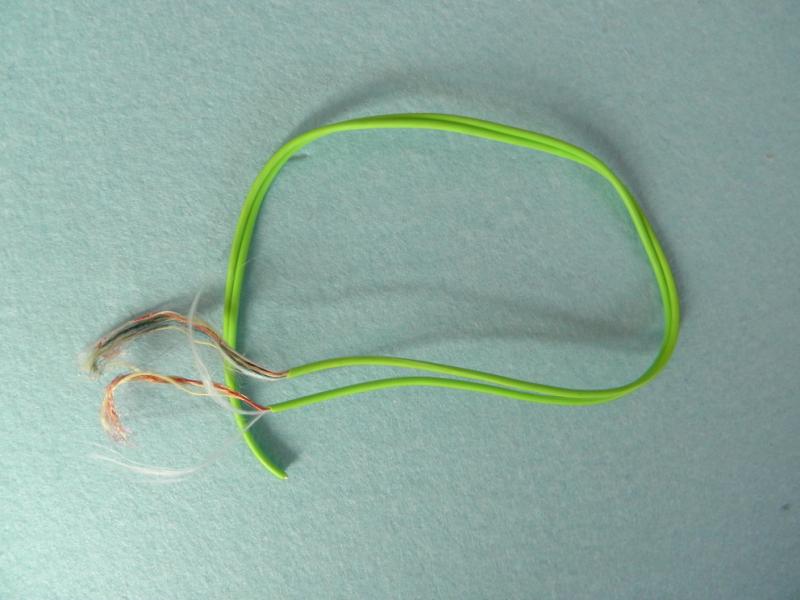 绿色圆形并条耳机线